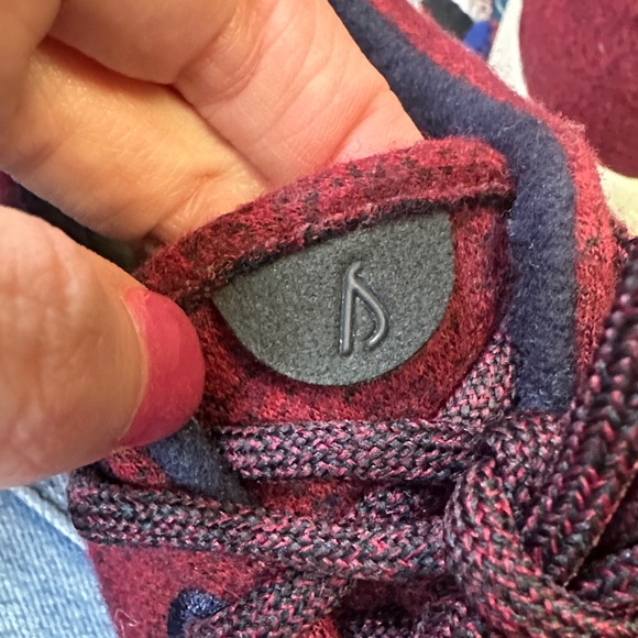 Women’s Allbirds Burgundy Sneakers Size 5 Navy Trim - Picture 7 of 7